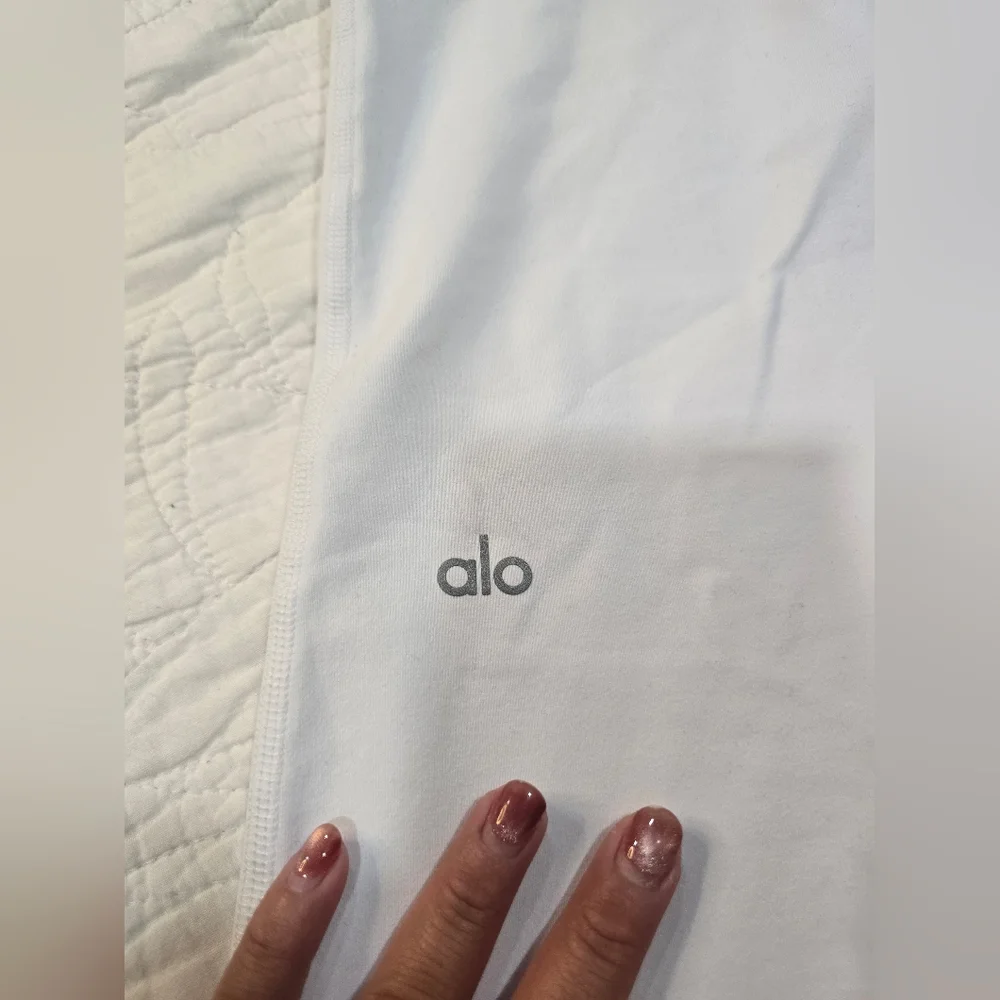 ALO Yoga Airbrush Flares - Picture 3 of 5